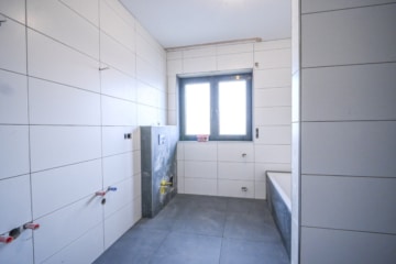 DIETZ: Erstbezug nach Sanierung! Modernisierte Obergeschosswohnung mit Balkon in Großostheim! - Tageslichtbadezimmer (662895)