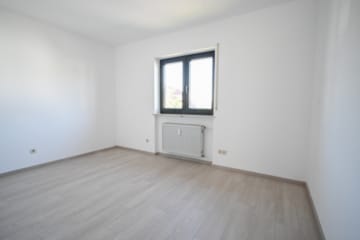 DIETZ: Sanierte und Modernisierte Obergeschosswohnung mit Balkon in Großostheim! - Schlafzimmer 2 von 3 (676353)