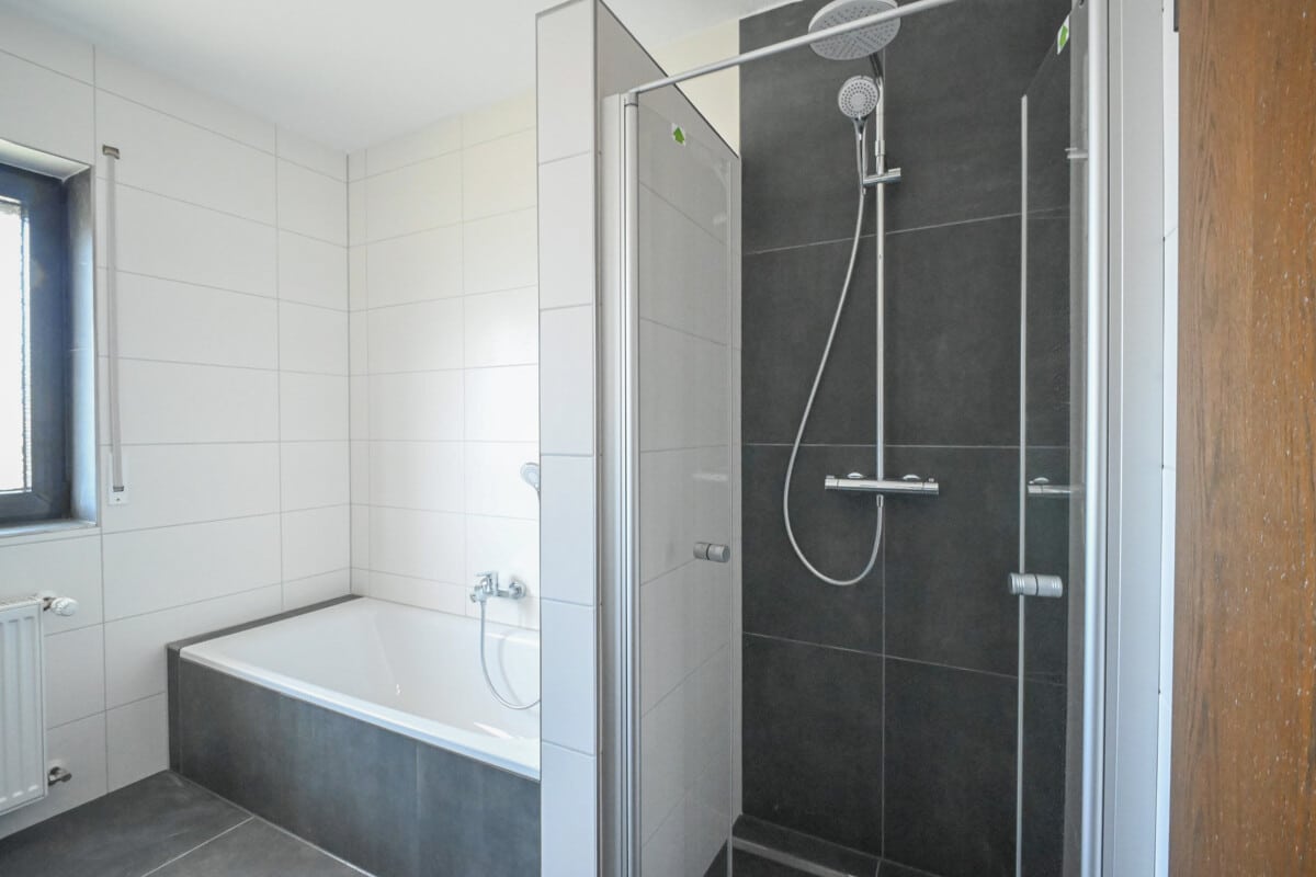 Tageslichtbadezimmer mit Wanne und Dusche