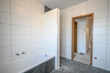 DIETZ: Erstbezug nach Sanierung! Modernisierte Obergeschosswohnung mit Balkon in Großostheim! - Tageslichtbadezimmer (662900)