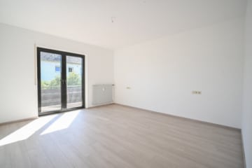 DIETZ: Sanierte und Modernisierte Obergeschosswohnung mit Balkon in Großostheim! - Schlafzimmer 1 von 3 (676351)