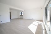 Wohn- und Esszimmer - DIETZ: Sanierte und Modernisierte Obergeschosswohnung mit Balkon in Großostheim!
