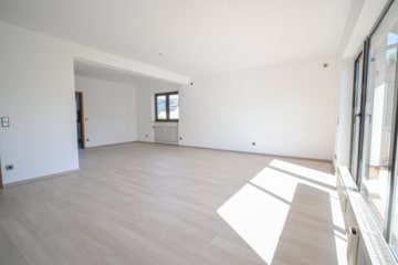 DIETZ: Sanierte und Modernisierte Obergeschosswohnung mit Balkon in Großostheim! - Wohn- und Esszimmer (676346)