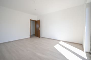 DIETZ: Sanierte und Modernisierte Obergeschosswohnung mit Balkon in Großostheim! - Schlafzimmer 1 von 3 (676352)