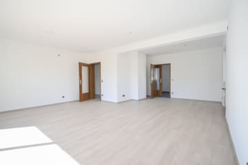 DIETZ: Sanierte und Modernisierte Obergeschosswohnung mit Balkon in Großostheim! - Wohn- und Esszimmer (676345)