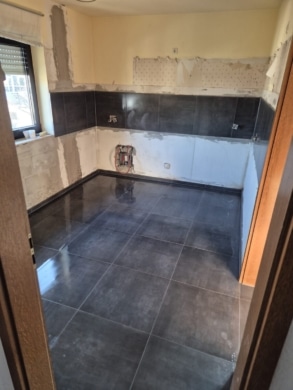 DIETZ: Erstbezug nach Sanierung! Modernisierte Obergeschosswohnung mit Balkon in Großostheim! - Küche (662890)