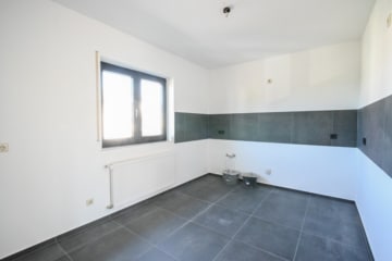 DIETZ: Sanierte und Modernisierte Obergeschosswohnung mit Balkon in Großostheim! - Küche (676349)