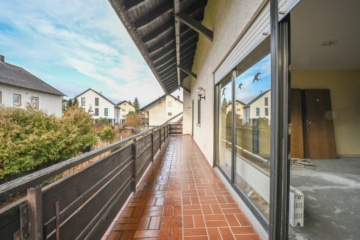 DIETZ: Erstbezug nach Sanierung! Modernisierte Obergeschosswohnung mit Balkon in Großostheim! - Balkon (662888)
