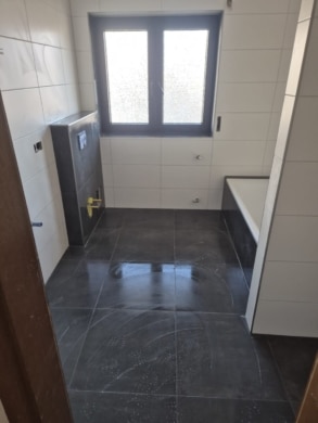 DIETZ: Erstbezug nach Sanierung! Modernisierte Obergeschosswohnung mit Balkon in Großostheim! - Tageslichtbadezimmer (662896)