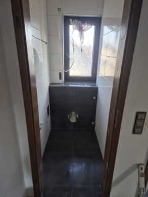 DIETZ: Erstbezug nach Sanierung! Modernisierte Obergeschosswohnung mit Balkon in Großostheim! - Gäste-WC (662901)