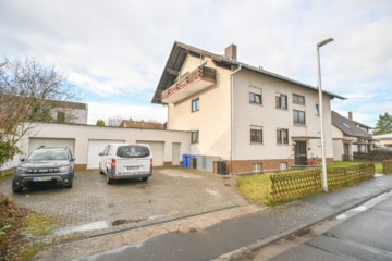 DIETZ: Erstbezug nach Sanierung! Modernisierte Obergeschosswohnung mit Balkon in Großostheim! - Außenansicht (662909)