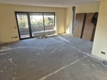 DIETZ: Erstbezug nach Sanierung! Modernisierte Obergeschosswohnung mit Balkon in Großostheim! - Wohnzimmer (662886)