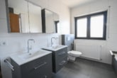 Tageslichtbadezimmer mit Wanne und Dusche - DIETZ: Sanierte und Modernisierte Obergeschosswohnung mit Balkon in Großostheim!