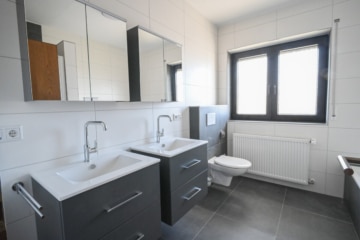 DIETZ: Sanierte und Modernisierte Obergeschosswohnung mit Balkon in Großostheim! - Tageslichtbadezimmer mit Wanne und Dusche (676356)