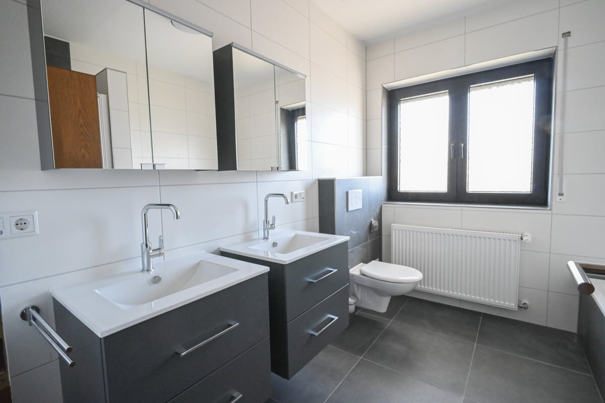 Tageslichtbadezimmer mit Wanne und Dusche