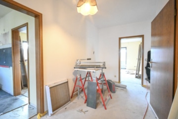 DIETZ: Erstbezug nach Sanierung! Modernisierte Obergeschosswohnung mit Balkon in Großostheim! - Flurbereich (662903)