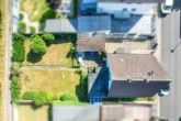 Draufsicht - DIETZ: Modernisierungsbedürftiges Einfamilienhaus mit Garten in direkter Feldrandlage von Rollwald!