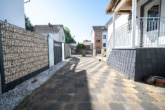 Einfahrt Garage - DIETZ: Modernisierungsbedürftiges Einfamilienhaus mit Garten in direkter Feldrandlage von Rollwald!