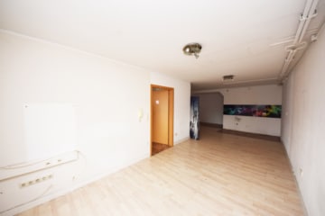 DIETZ: Gewerbehalle mit Büroflächen im Gewerbegebiet von Kleinwallstadt zu vermieten! - Chefbüro m. Küche EG (670038)