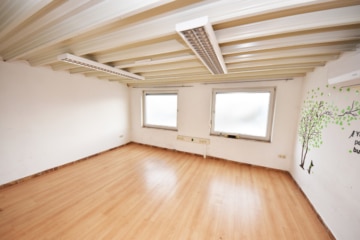 DIETZ: Gewerbehalle mit Büroflächen im Gewerbegebiet von Kleinwallstadt zu vermieten! - Büro 1 OG (670032)