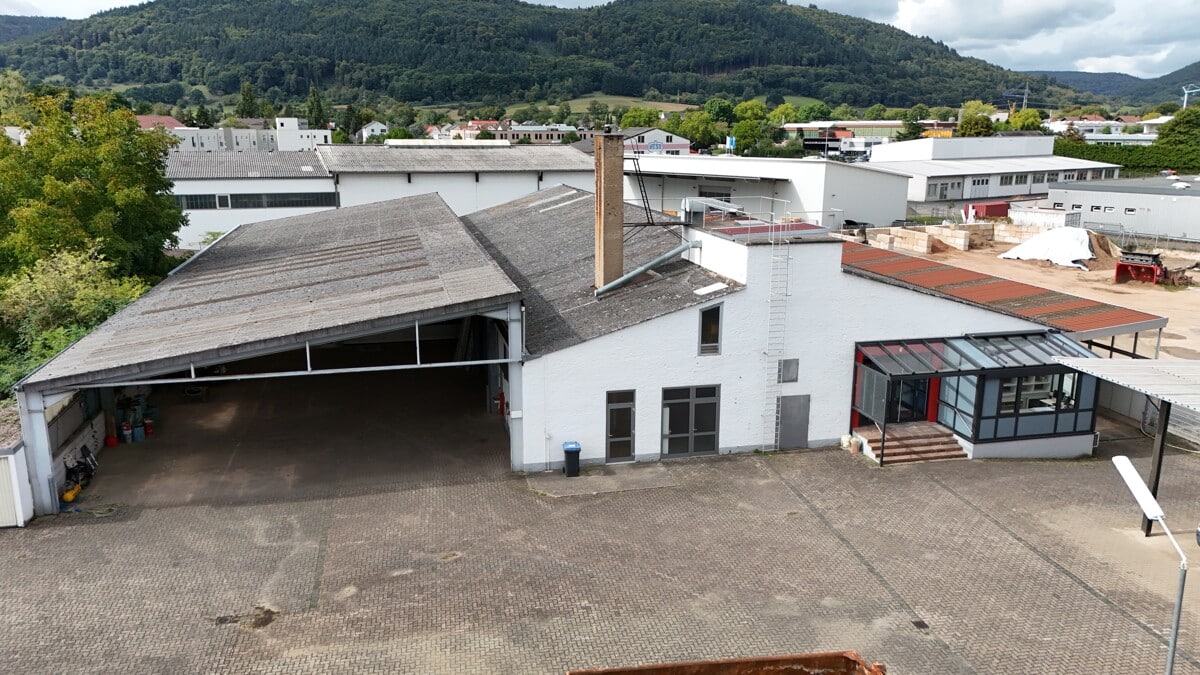 Lager- Produktionshalle mit Büro