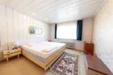 Schlafzimmer 1 von 2 - Urlaubsfeeling! Haus mit Wintergarten, riesiger Schwimm- und Fitnesshalle in Neuenhasslau!