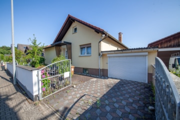 Urlaubsfeeling! Haus mit Wintergarten, riesiger Schwimm- und Fitnesshalle in Neuenhasslau!, 63594 Hasselroth, Einfamilienhaus