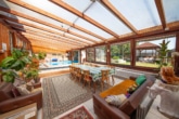 Blick in den Garten - Urlaubsfeeling! Haus mit Wintergarten, riesiger Schwimm- und Fitnesshalle in Neuenhasslau!