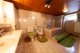 Tageslichtbad 2 KG - Urlaubsfeeling! Haus mit Wintergarten, riesiger Schwimm- und Fitnesshalle in Neuenhasslau!