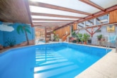 und Gegenstromanlage - Urlaubsfeeling! Haus mit Wintergarten, riesiger Schwimm- und Fitnesshalle in Neuenhasslau!