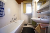 Tageslichtbad mit Wanne - Urlaubsfeeling! Haus mit Wintergarten, riesiger Schwimm- und Fitnesshalle in Neuenhasslau!