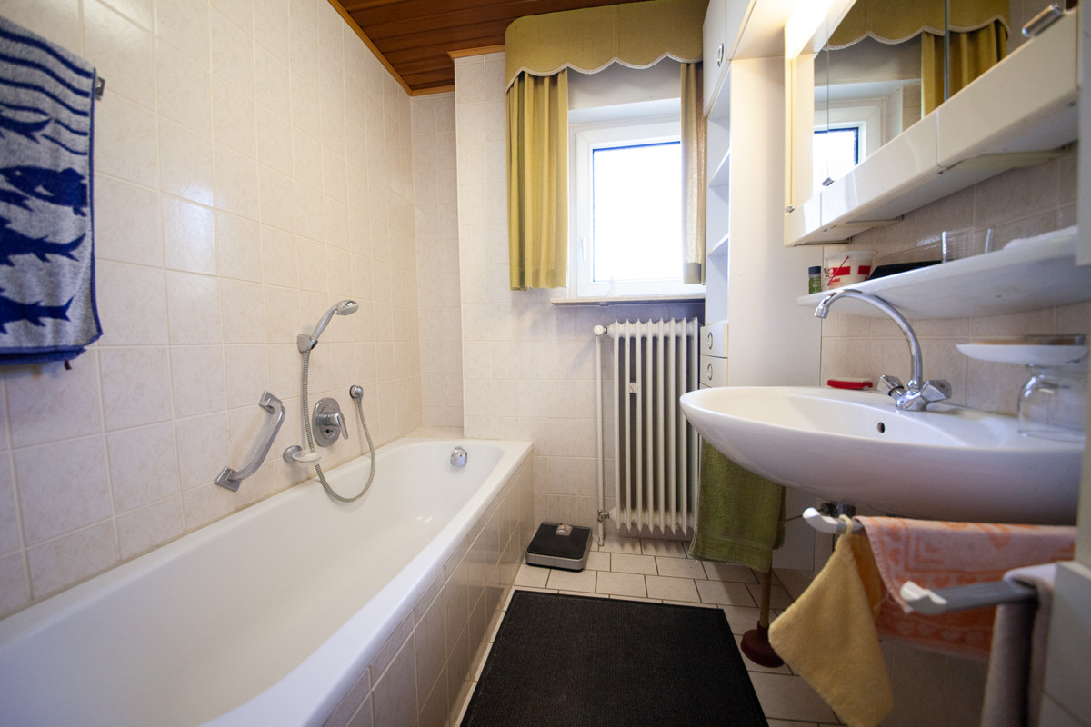 Tageslichtbad mit Wanne