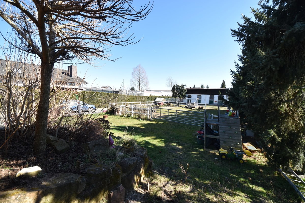 Blick auf Pferdestall