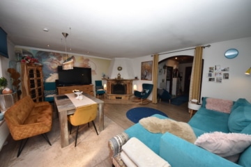 DIETZ: **RESERVIERT** Platz Für Ross und Reiter! Wohnhaus + Gewerbegebäude mit 6 Pferdestallungen! - Wohnzimmer (644093)