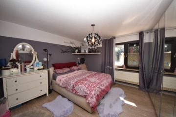 DIETZ: **RESERVIERT** Platz Für Ross und Reiter! Wohnhaus + Gewerbegebäude mit 6 Pferdestallungen! - Schlafzimmer 1 von 4 (644099)