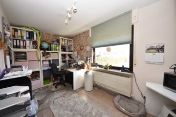 DIETZ: **RESERVIERT** Platz Für Ross und Reiter! Wohnhaus + Gewerbegebäude mit 6 Pferdestallungen! - Schlafzimmer 2 von 4 (644100)