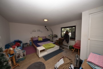 DIETZ: **RESERVIERT** Platz Für Ross und Reiter! Wohnhaus + Gewerbegebäude mit 6 Pferdestallungen! - Schlafzimmer 4 UG (644103)