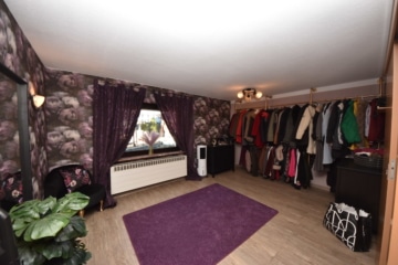 DIETZ: **RESERVIERT** Platz Für Ross und Reiter! Wohnhaus + Gewerbegebäude mit 6 Pferdestallungen! - Schalfen 3 oder Ankleide UG (644104)