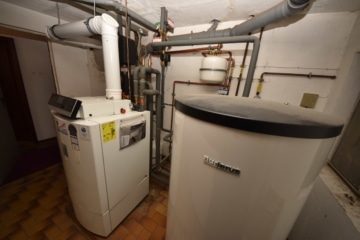 DIETZ: **RESERVIERT** Platz Für Ross und Reiter! Wohnhaus + Gewerbegebäude mit 6 Pferdestallungen! - Öl-Brennwertheizung 2019 (644105)