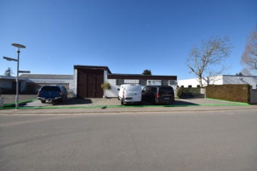 DIETZ: **RESERVIERT** Platz Für Ross und Reiter! Wohnhaus + Gewerbegebäude mit 6 Pferdestallungen! - Straßenansicht (644106)