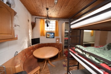 DIETZ: **RESERVIERT** Platz Für Ross und Reiter! Wohnhaus + Gewerbegebäude mit 6 Pferdestallungen! - Reiterstube (644120)