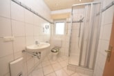 Tageslichtbad mit Dusche - DIETZ: 4-Zimmer-Wohnung – Balkon, gemeinsamer Garten, kinderfreundlich – Niedrige Energiekosten!