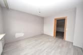 Wohnzimmer - DIETZ: 4-Zimmer-Wohnung – Balkon, gemeinsamer Garten, kinderfreundlich – Niedrige Energiekosten!