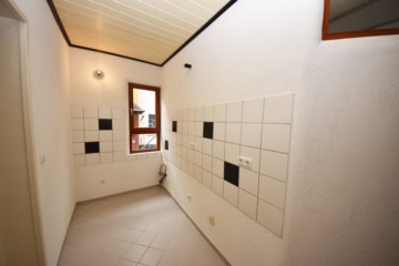 DIETZ: Ohne Mieter! 2-Familienhaus + Einfamilienhaus inklusive 3 Garagen, Innenhof und Garten! - 2-FH EG Küche (656539)