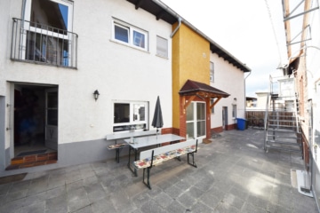 DIETZ: FREIWERDENDE 3 Wohnungen in 2 Häusern inklusive 3 Garagen, Innenhof und Garten Schaafheim - Innenhof (646857)