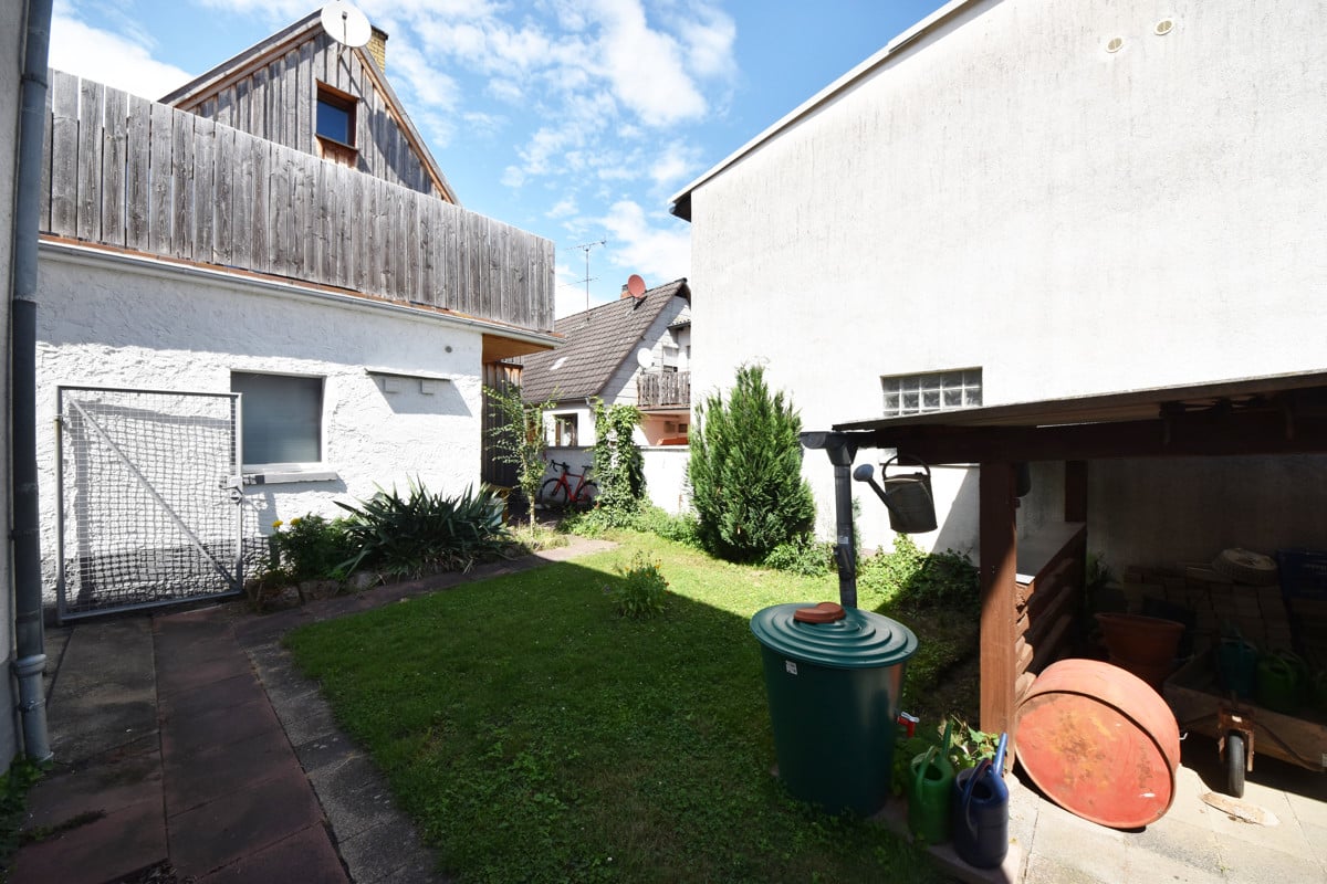 Garten und Blick auf 2-Familienhaus