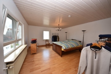 DIETZ: FREIWERDENDE 3 Wohnungen in 2 Häusern inklusive 3 Garagen, Innenhof und Garten Schaafheim - Nebengebäude OG Schlafen 1 von 3 (646865)