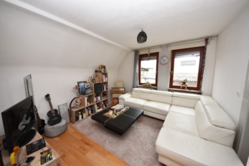 DIETZ: FREIWERDENDE 3 Wohnungen in 2 Häusern inklusive 3 Garagen, Innenhof und Garten Schaafheim - 2-Fam-Haus OG Wohnzimmer (646887)