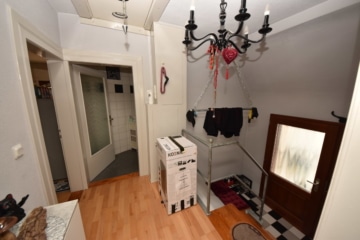 DIETZ: FREIWERDENDE 3 Wohnungen in 2 Häusern inklusive 3 Garagen, Innenhof und Garten Schaafheim - 2-Fam-Haus OG Eingang Diele (646892)