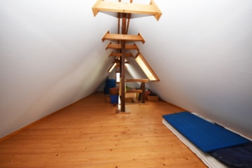 DIETZ: FREIWERDENDE 3 Wohnungen in 2 Häusern inklusive 3 Garagen, Innenhof und Garten Schaafheim - Dachboden über Ruckzucktreppe (646894)